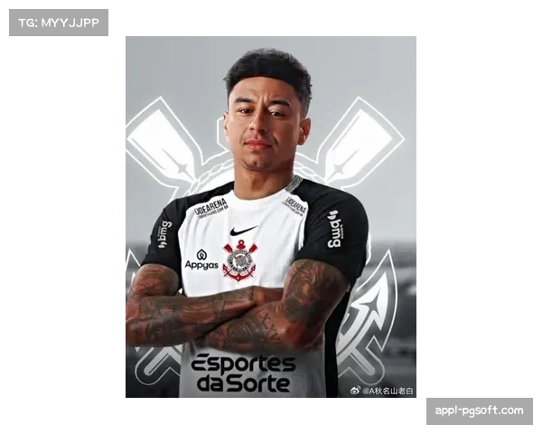 特写：前曼联球员林加德作为狼队替补，重回老特拉福德球场